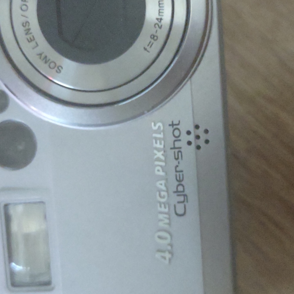 Sony DSC-P9 digital still camera. 4.0 MP - Picture 2 of 12